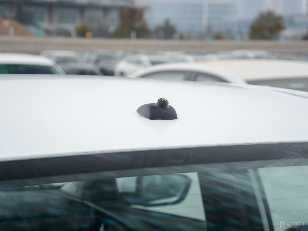 流云白科沃茲車身外觀圖片