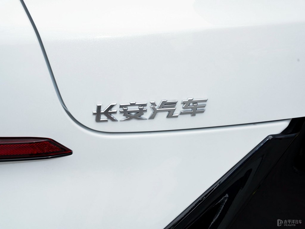 星辰白長(zhǎng)安UNI-T車尾外觀圖片