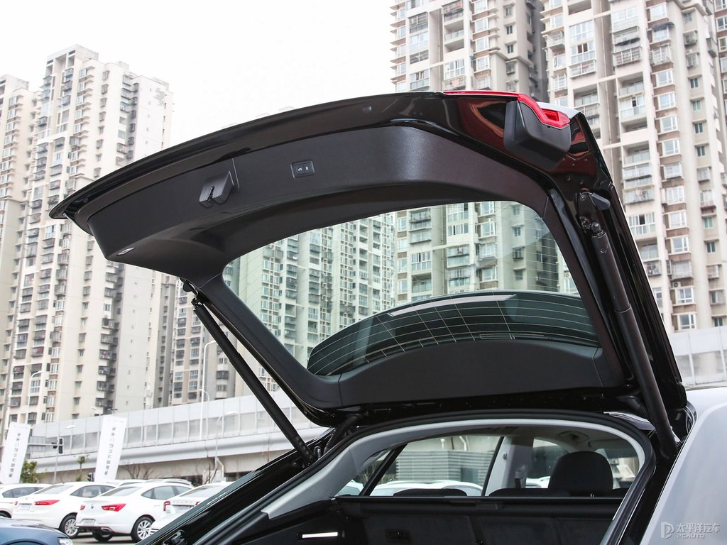 傳奇黑奧迪Q8后備廂空間圖片