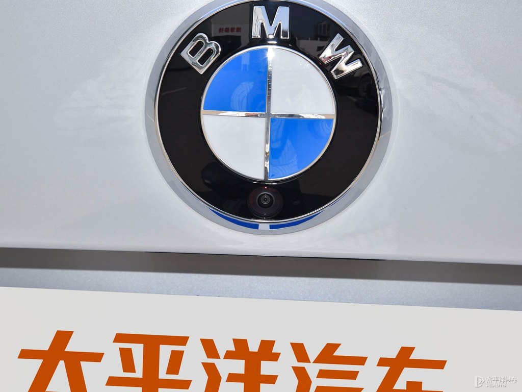 礦石白寶馬4系車尾外觀圖片