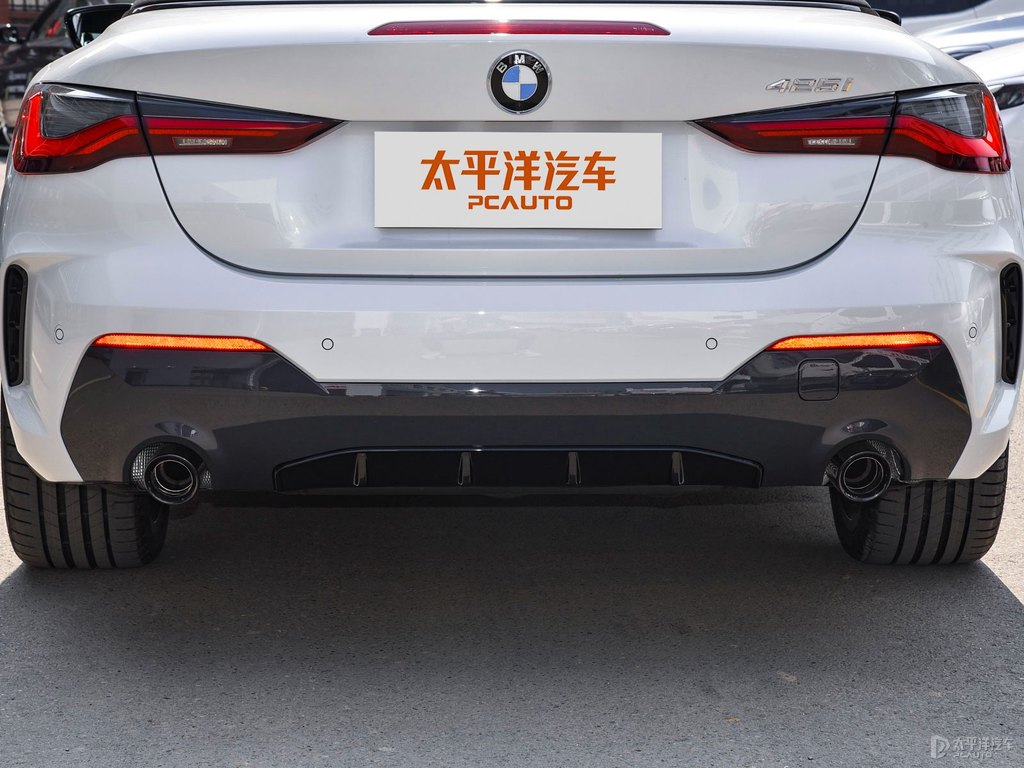 礦石白寶馬4系車尾外觀圖片