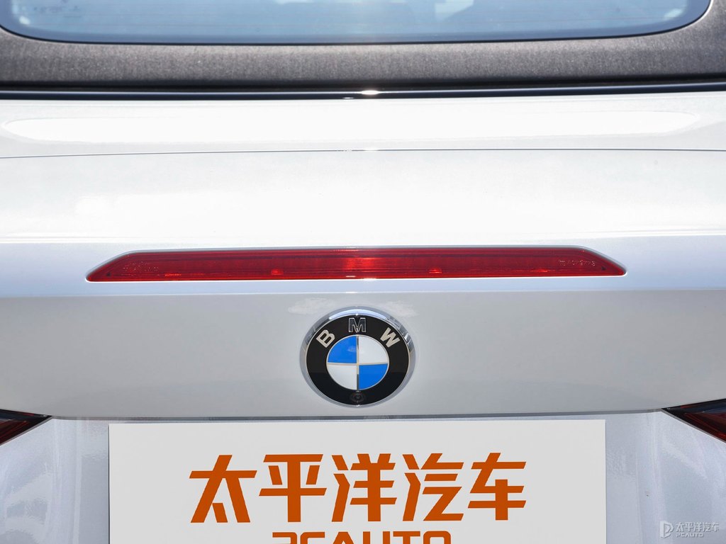 礦石白寶馬4系車尾外觀圖片