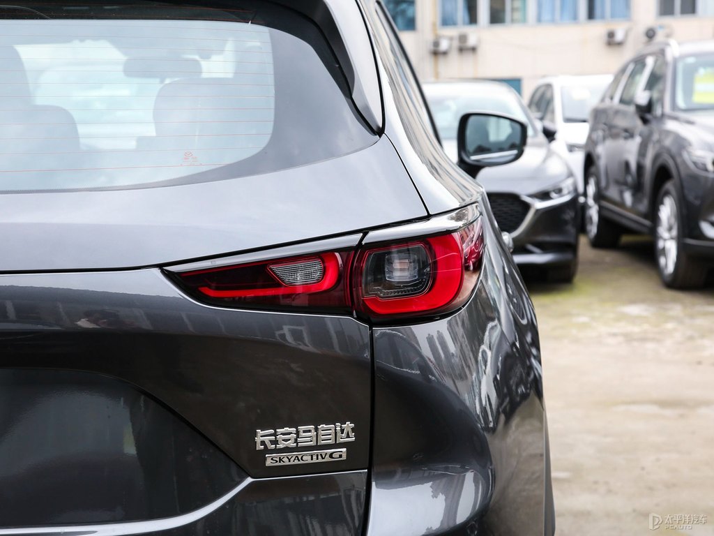鉑鋼灰馬自達(dá)CX-5車(chē)尾外觀(guān)圖片
