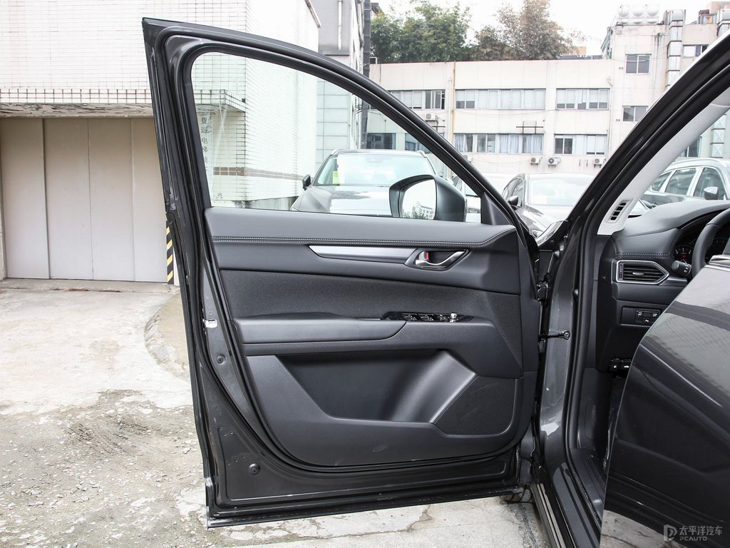 鉑鋼灰馬自達CX-5車廂內(nèi)飾圖片