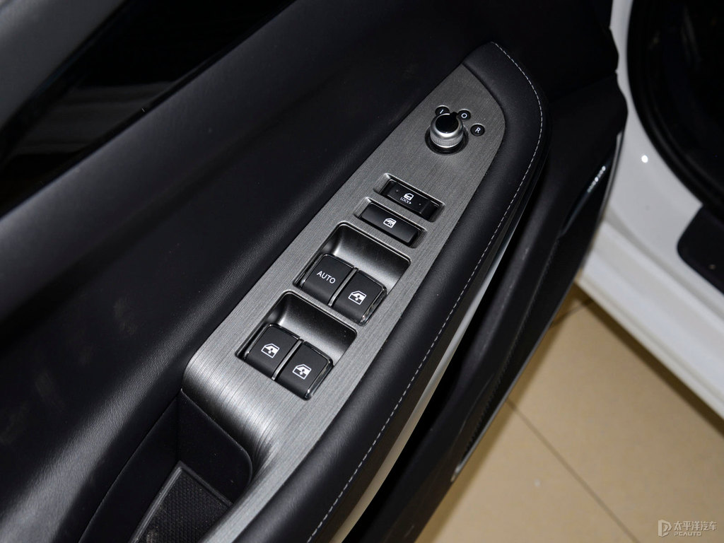 月光白銳程CC車廂內(nèi)飾圖片