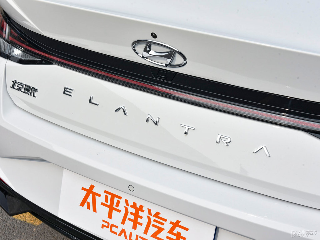 極地白伊蘭特車尾外觀圖片