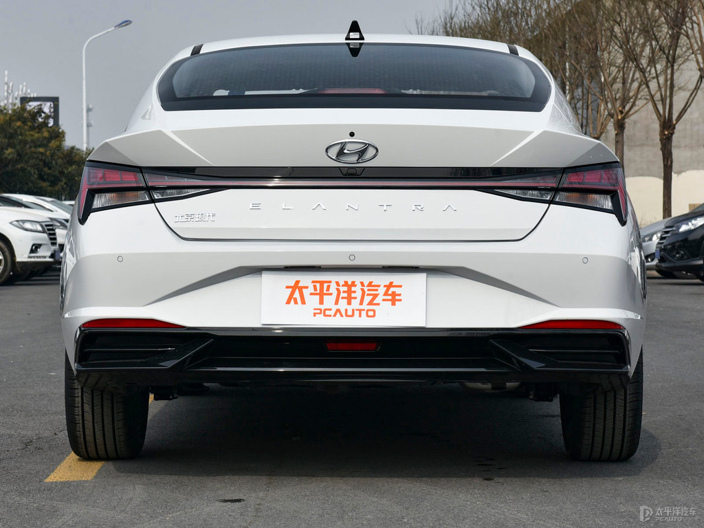 極地白伊蘭特車尾外觀圖片