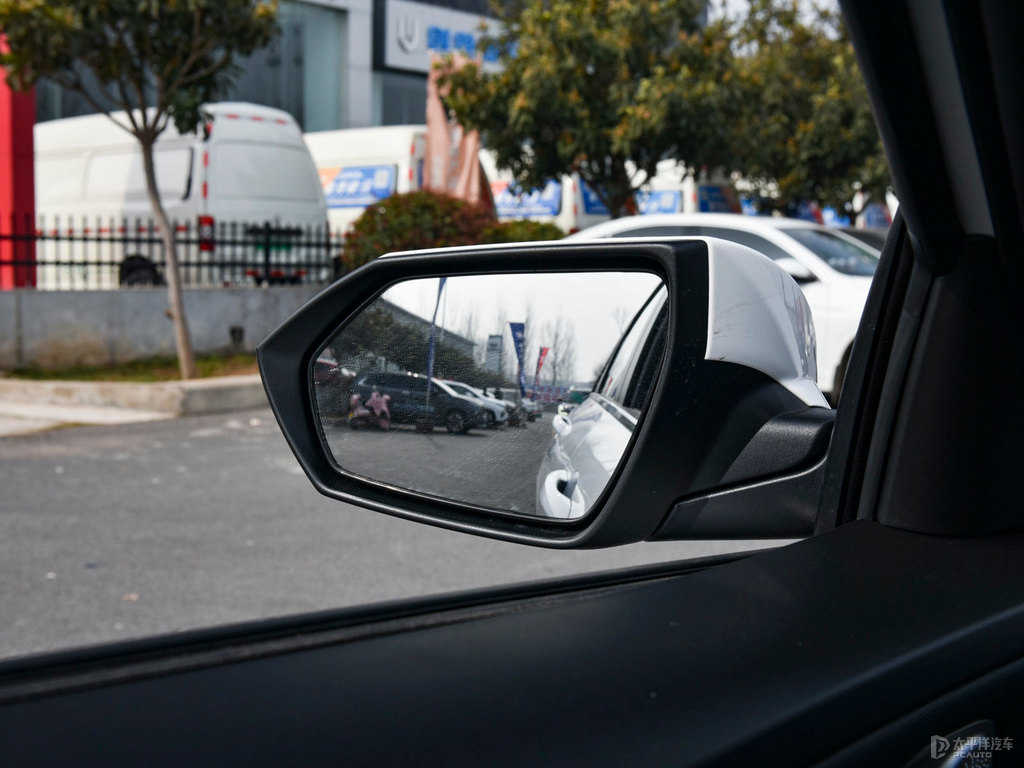 極地白伊蘭特車身外觀圖片
