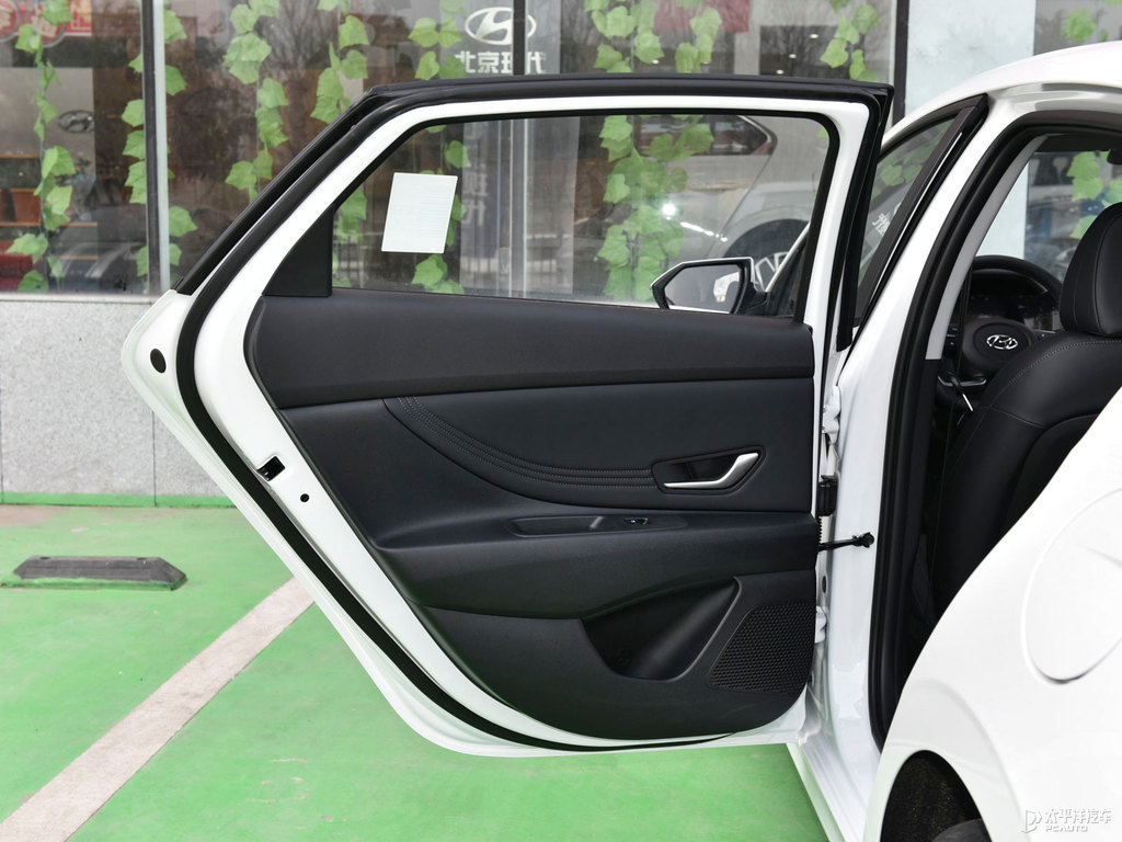 極地白伊蘭特車廂內(nèi)飾圖片