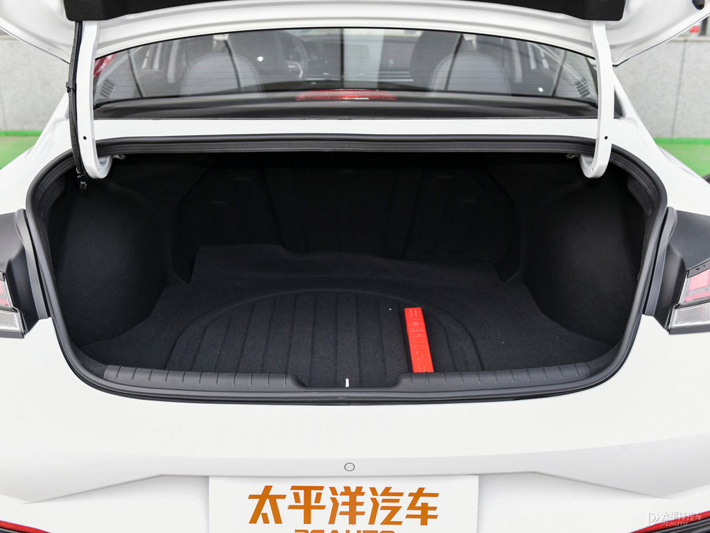 極地白伊蘭特后備廂空間圖片