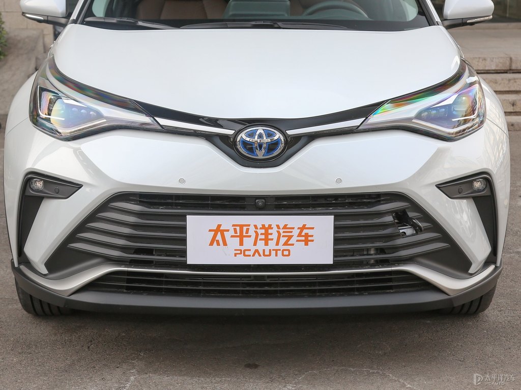 鉑金白奕澤IZOA車頭外觀圖片