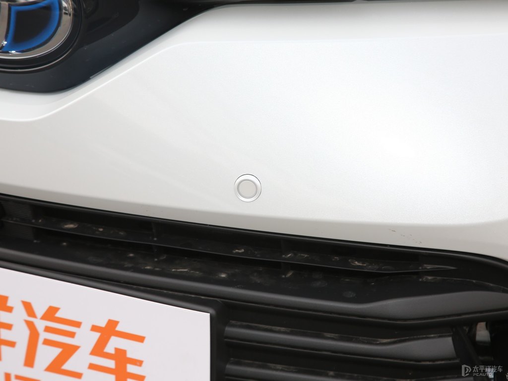 鉑金白奕澤IZOA車頭外觀圖片