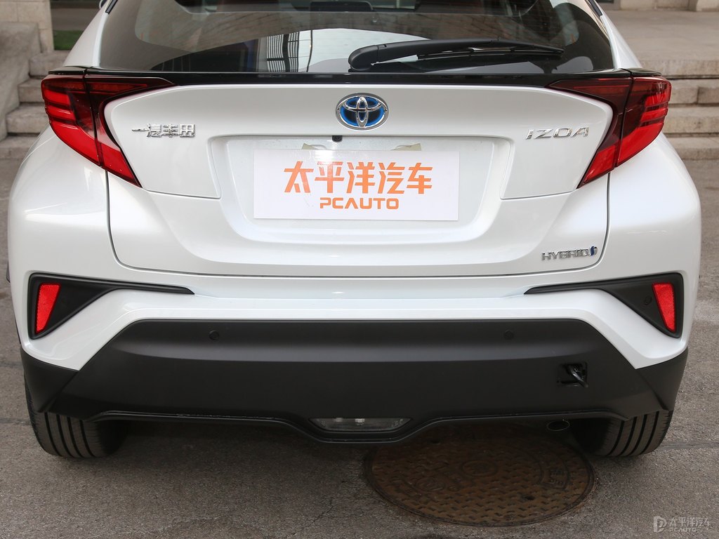 鉑金白奕澤IZOA車尾外觀圖片