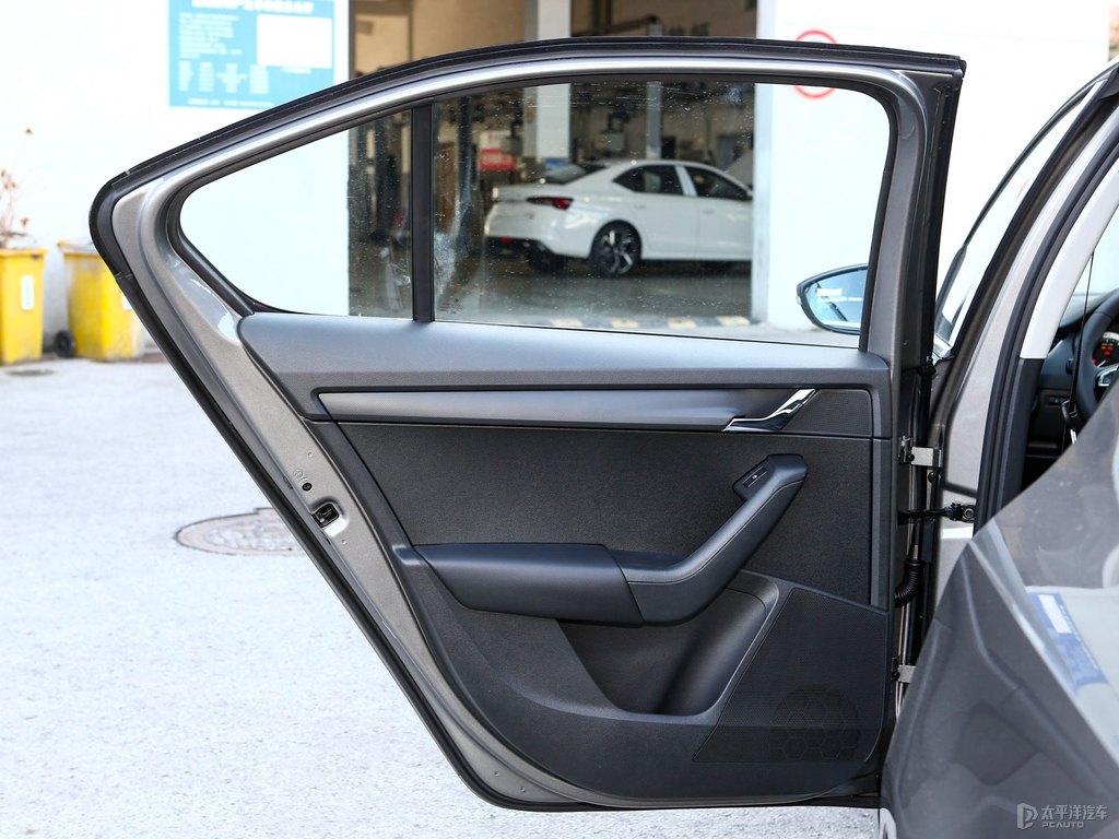 潮流灰明銳車廂內(nèi)飾圖片