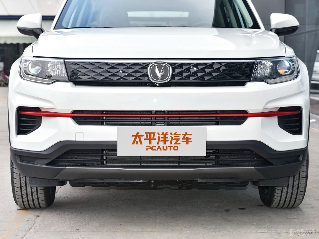 閃光冰晶白長安CS35PLUS車頭外觀圖片