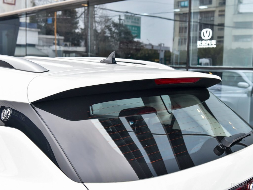 閃光冰晶白長(zhǎng)安CS35PLUS車尾外觀圖片