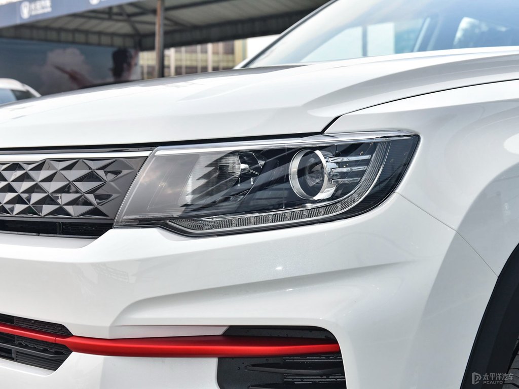 閃光冰晶白長(zhǎng)安CS35PLUS車(chē)頭外觀圖片