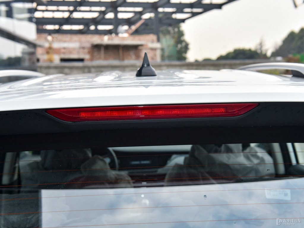 閃光冰晶白長安CS35PLUS車尾外觀圖片