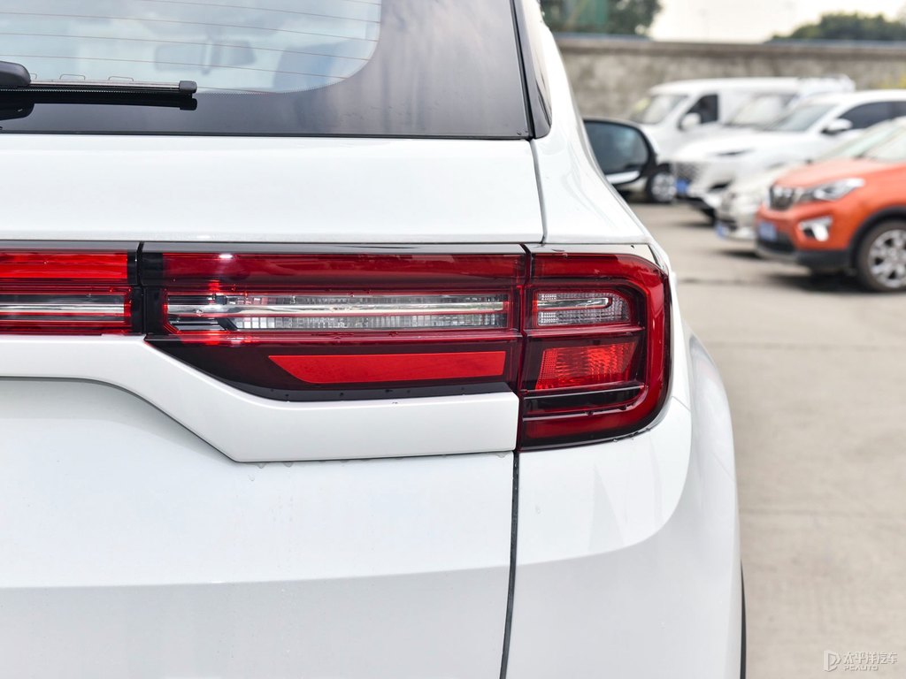 閃光冰晶白長安CS35PLUS車尾外觀圖片