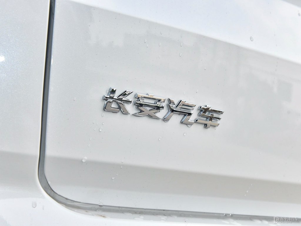 閃光冰晶白長(zhǎng)安CS35PLUS車(chē)尾外觀圖片