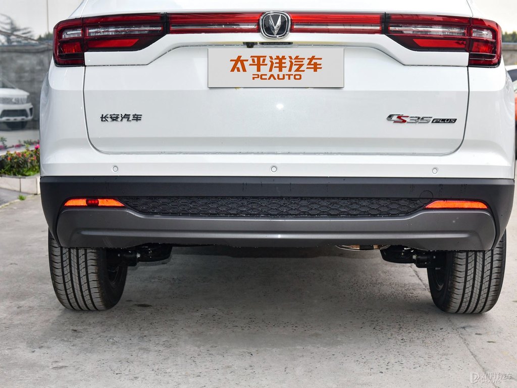 閃光冰晶白長安CS35PLUS車尾外觀圖片