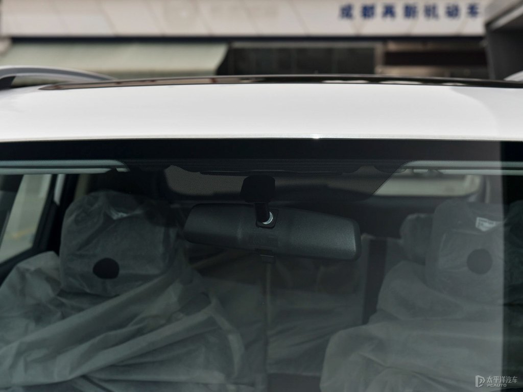 閃光冰晶白長(zhǎng)安CS35PLUS車身外觀圖片