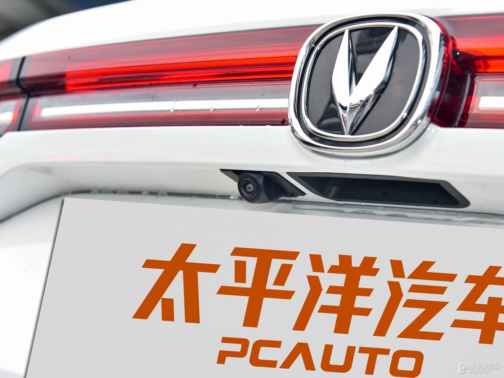 閃光冰晶白長安CS35PLUS車尾外觀圖片