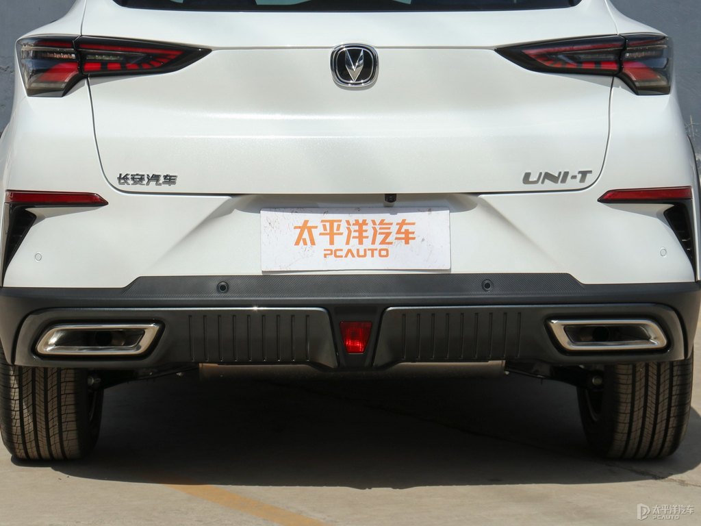 星辰白長安UNI-T車尾外觀圖片