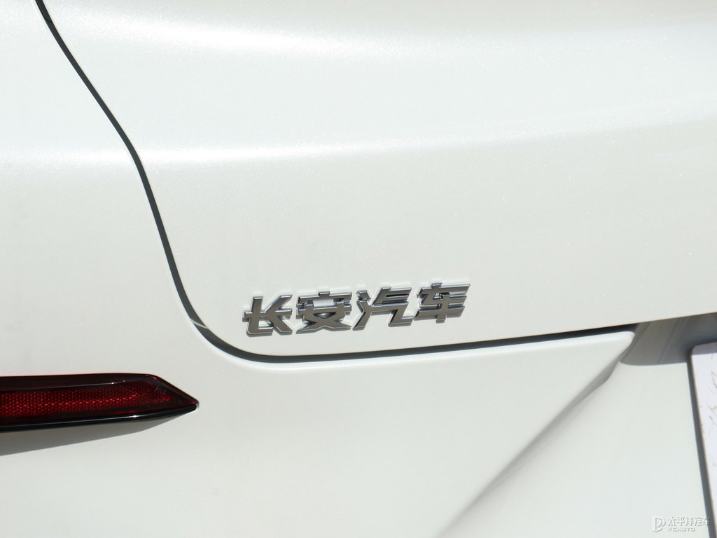 星辰白長安UNI-T車尾外觀圖片