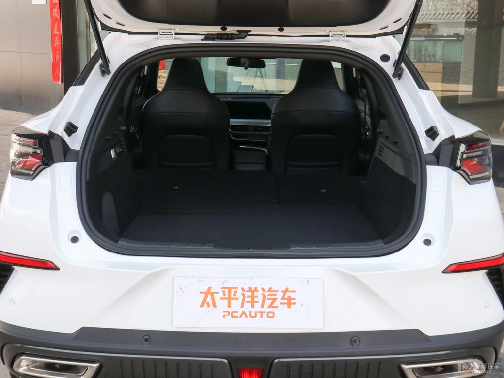 星辰白長安UNI-T后備廂空間圖片