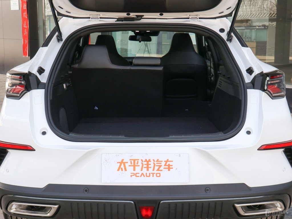 星辰白長安UNI-T后備廂空間圖片