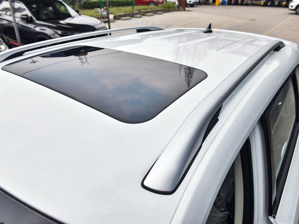 閃光冰晶白長安CS35PLUS車身外觀圖片