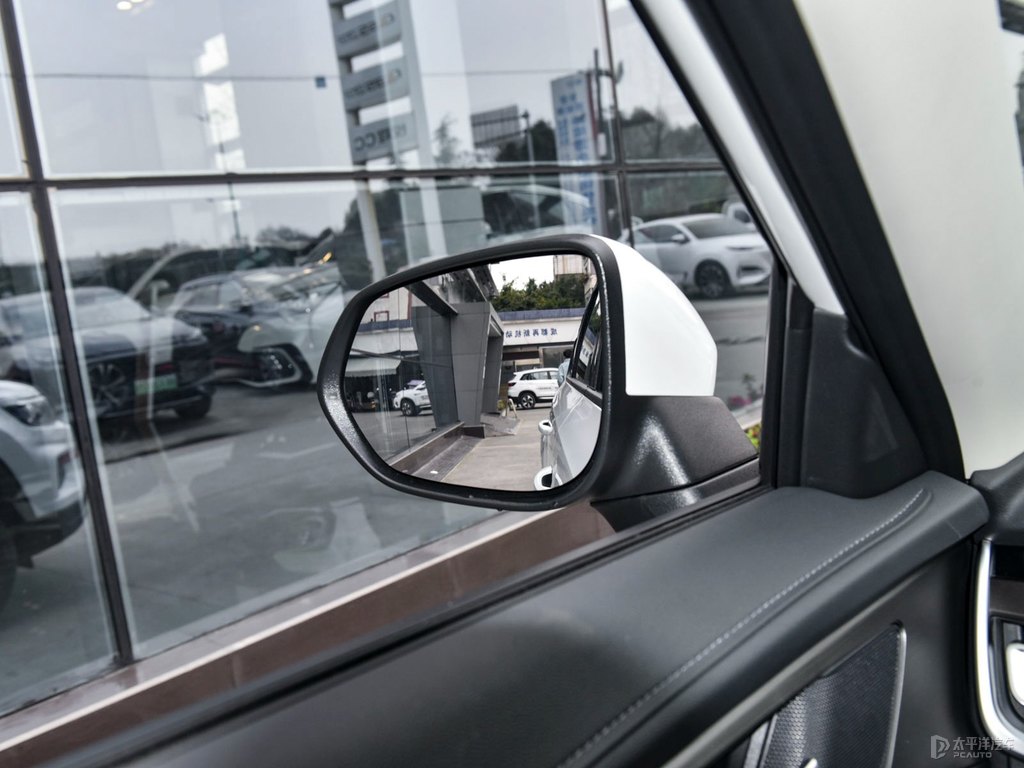 閃光冰晶白長(zhǎng)安CS35PLUS車(chē)身外觀圖片