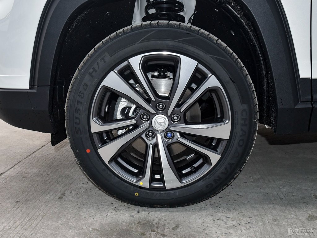 閃光冰晶白長(zhǎng)安CS35PLUS車身外觀圖片