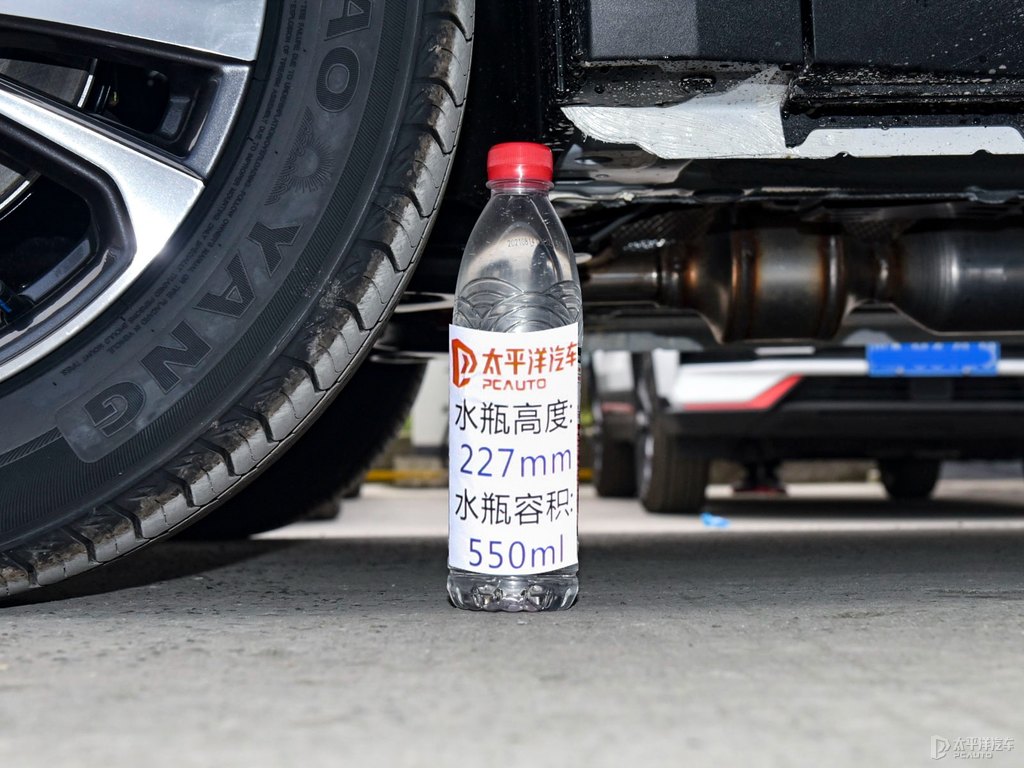 閃光冰晶白長安CS35PLUS車身外觀圖片