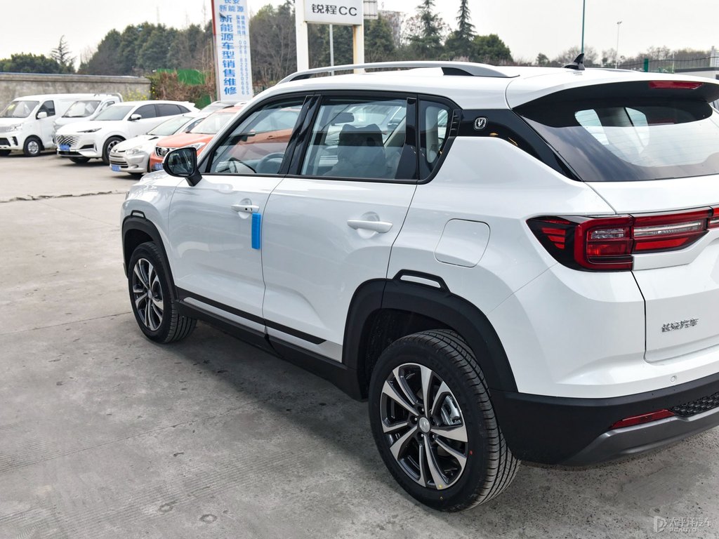 閃光冰晶白長(zhǎng)安CS35PLUS車身外觀圖片
