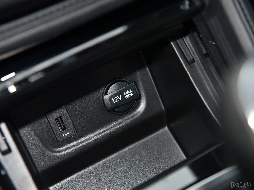 閃光冰晶白長安CS35PLUS中控內(nèi)飾圖片
