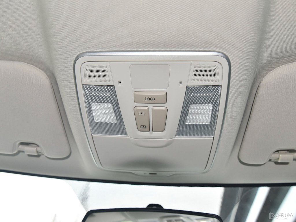 閃光冰晶白長(zhǎng)安CS35PLUS車(chē)廂內(nèi)飾圖片