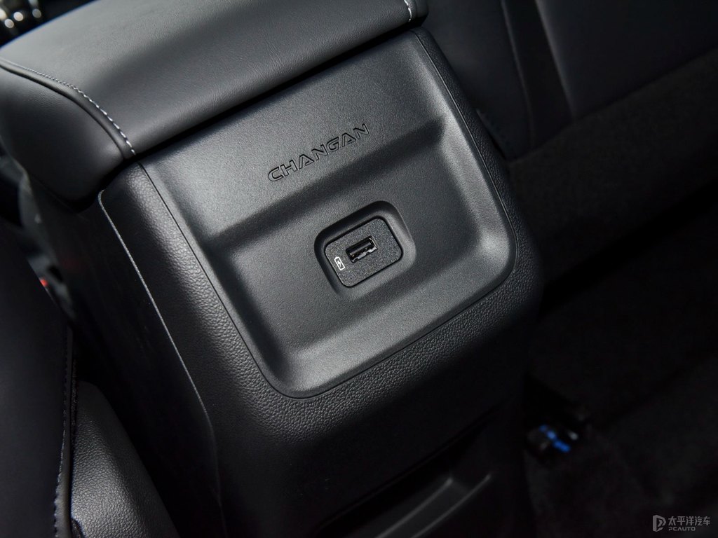 閃光冰晶白長安CS35PLUS座椅內(nèi)飾圖片