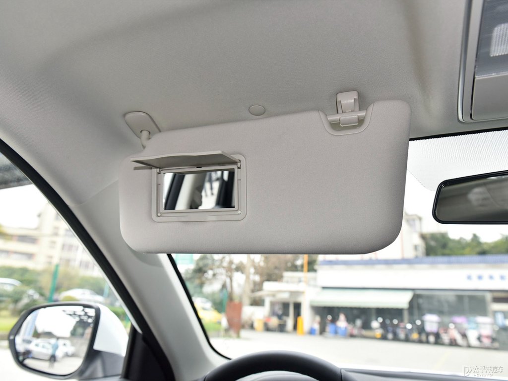 閃光冰晶白長(zhǎng)安CS35PLUS車(chē)廂內(nèi)飾圖片
