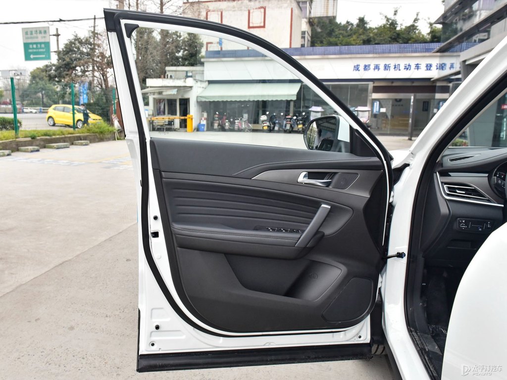 閃光冰晶白長(zhǎng)安CS35PLUS車廂內(nèi)飾圖片