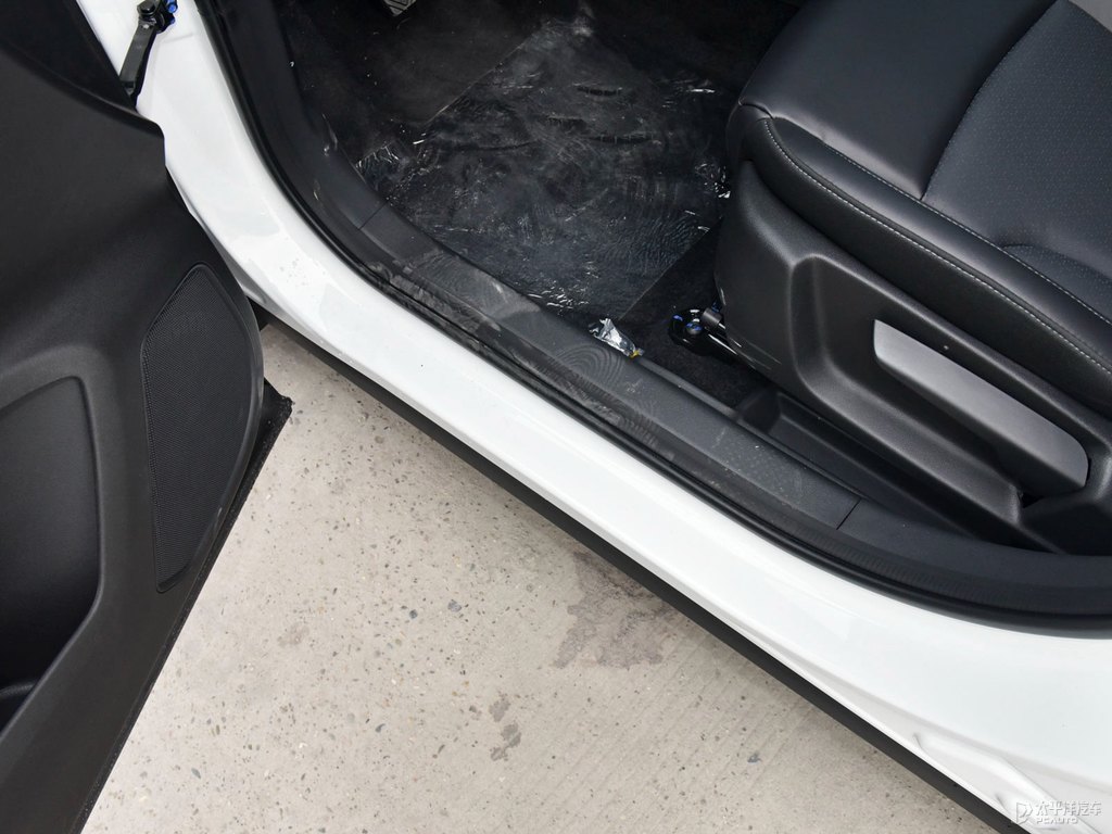 閃光冰晶白長安CS35PLUS車廂內(nèi)飾圖片