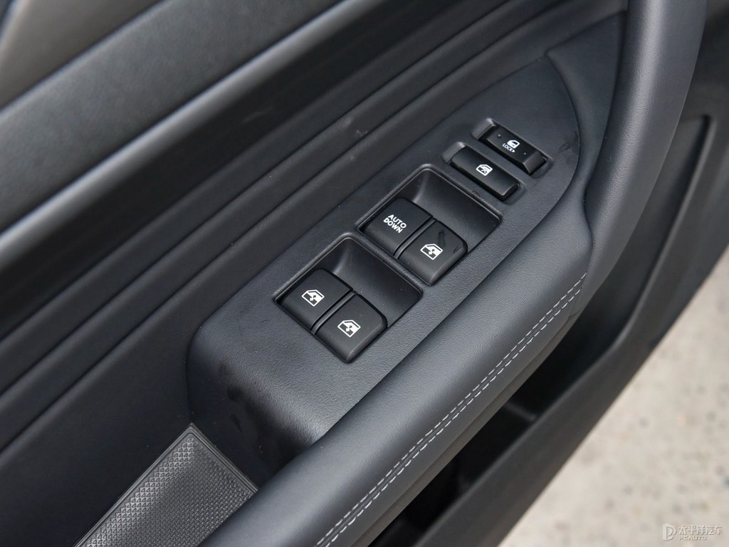 閃光冰晶白長安CS35PLUS車廂內(nèi)飾圖片