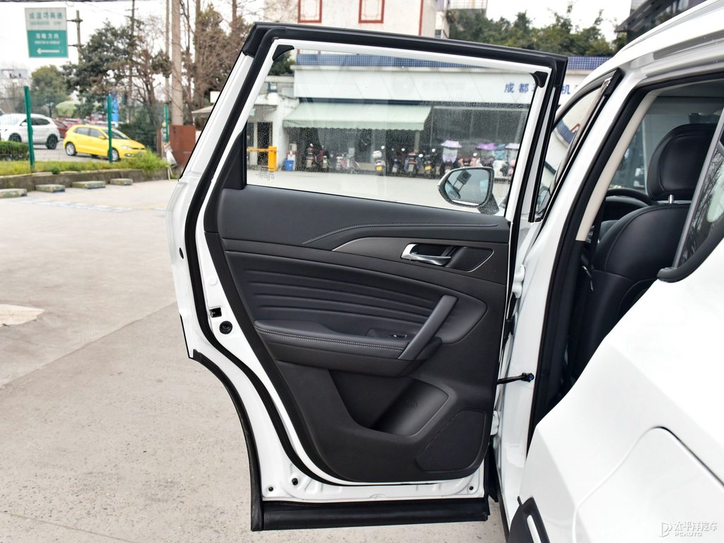閃光冰晶白長安CS35PLUS車廂內(nèi)飾圖片