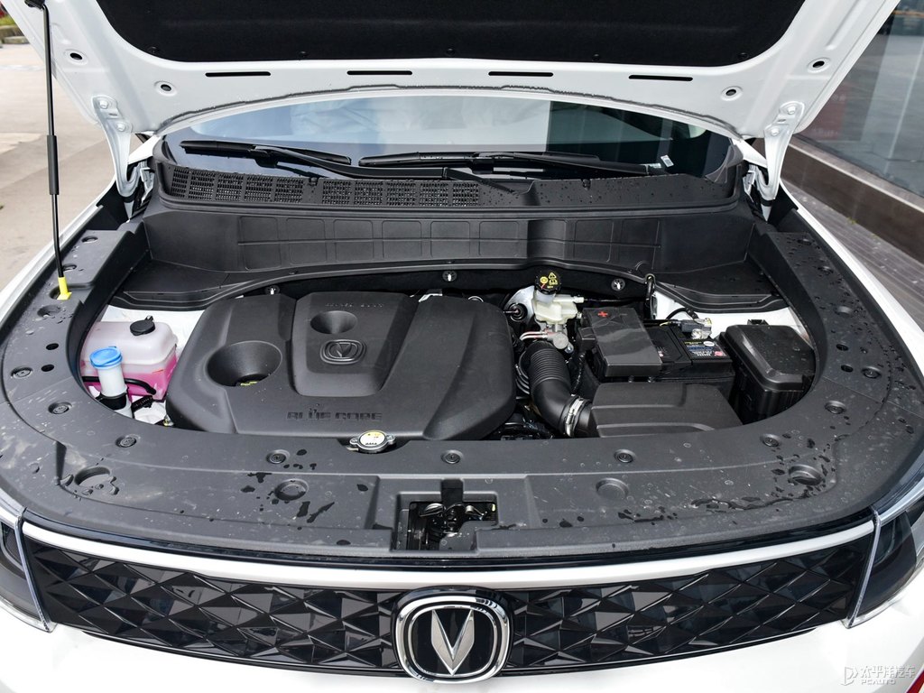 閃光冰晶白長(zhǎng)安CS35PLUS發(fā)動(dòng)機(jī)其它細(xì)節(jié)圖片