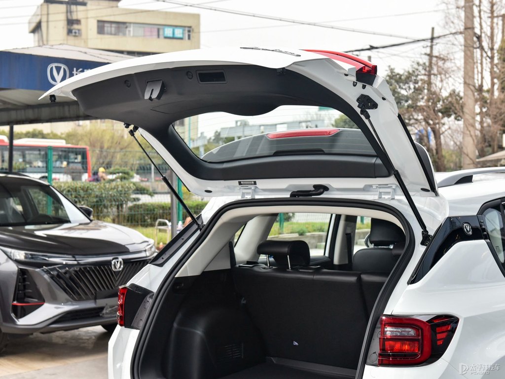 閃光冰晶白長安CS35PLUS后備廂空間圖片