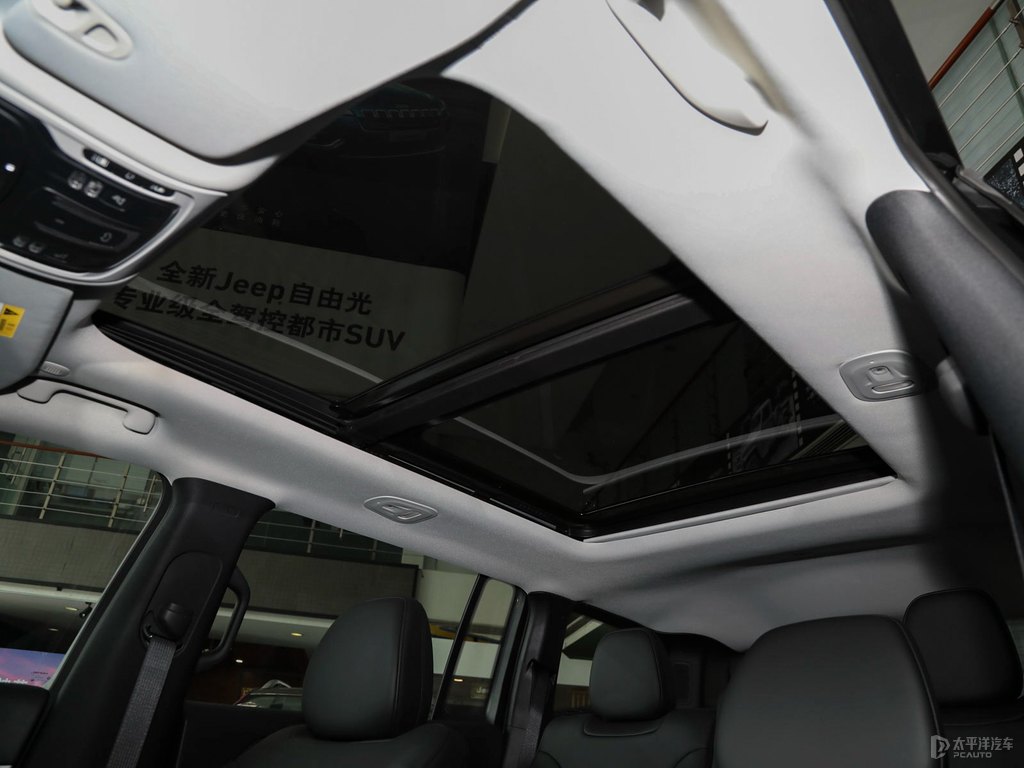 北極黑大指揮官車廂內(nèi)飾圖片
