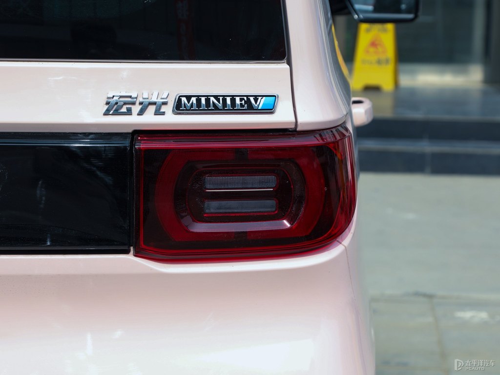白桃粉宏光MINIEV車尾外觀圖片