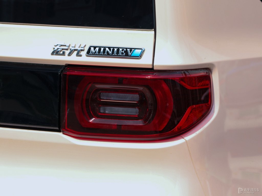 白桃粉宏光MINIEV車尾外觀圖片