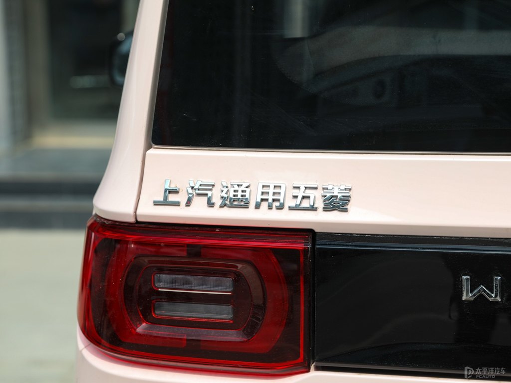 白桃粉宏光MINIEV車尾外觀圖片